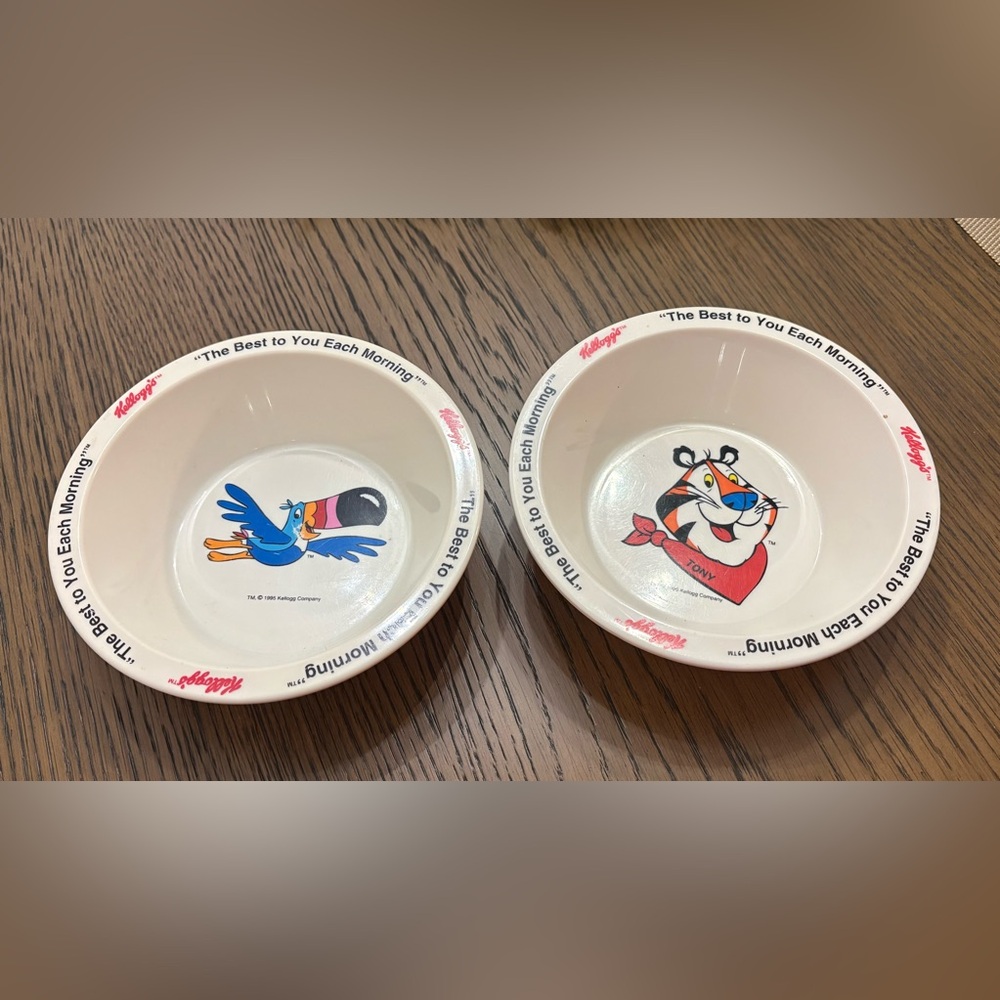 Vtg 1995 Set of 2 Plastic Kelloggs Cereal Bowls Toucan Sam, Tony the Tiger, 6.5"